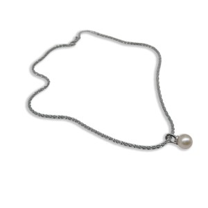 Silver pearl necklace