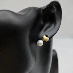 Heart-shaped pearl earrings