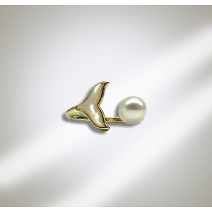 White mother-of-pearl fishtail ring