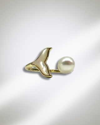 White mother-of-pearl fishtail ring