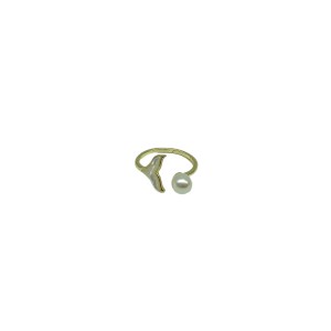 White mother-of-pearl fishtail ring
