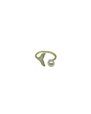 White mother-of-pearl fishtail ring