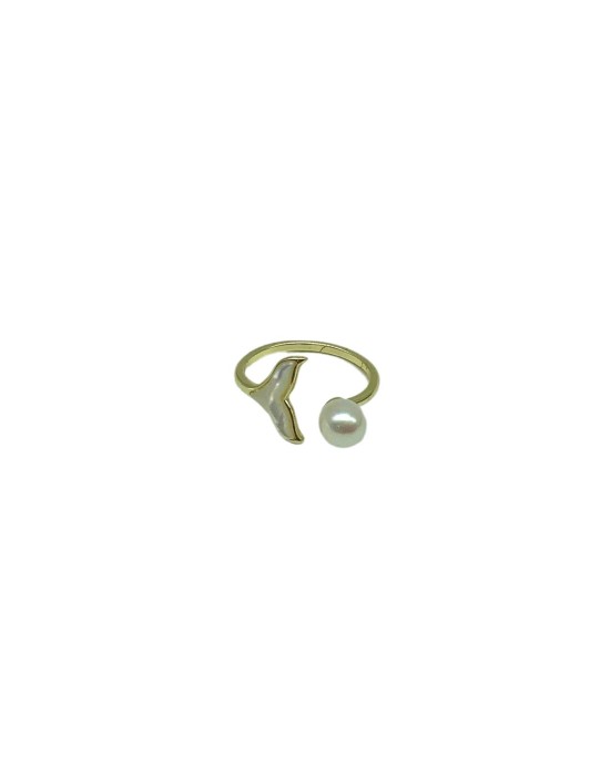 White mother-of-pearl fishtail ring