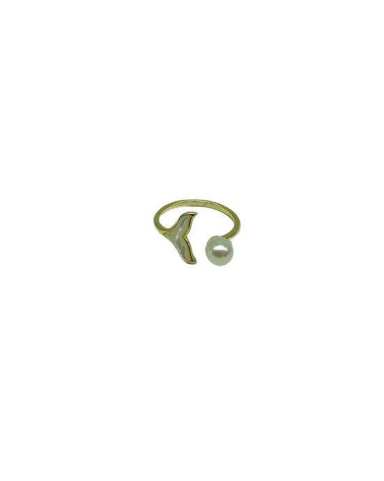 White mother-of-pearl fishtail ring