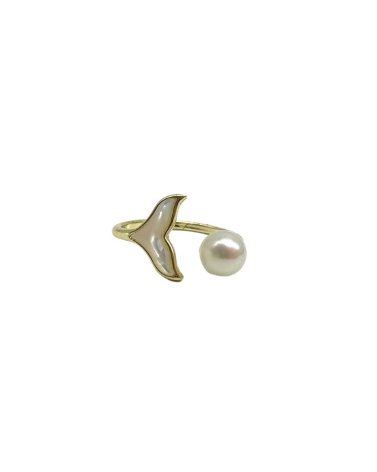 White mother-of-pearl fishtail ring